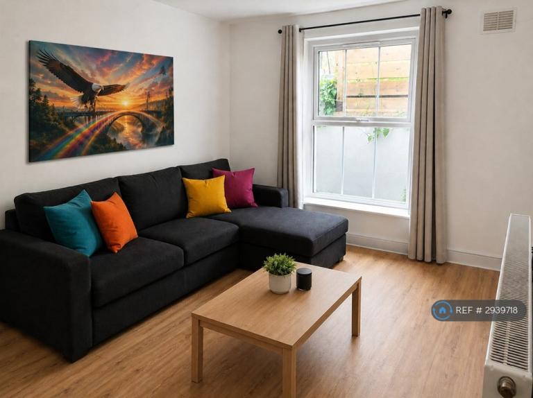 1 bedroom flat in Woodhill, London, SE18 (1 bed) (#2939718)