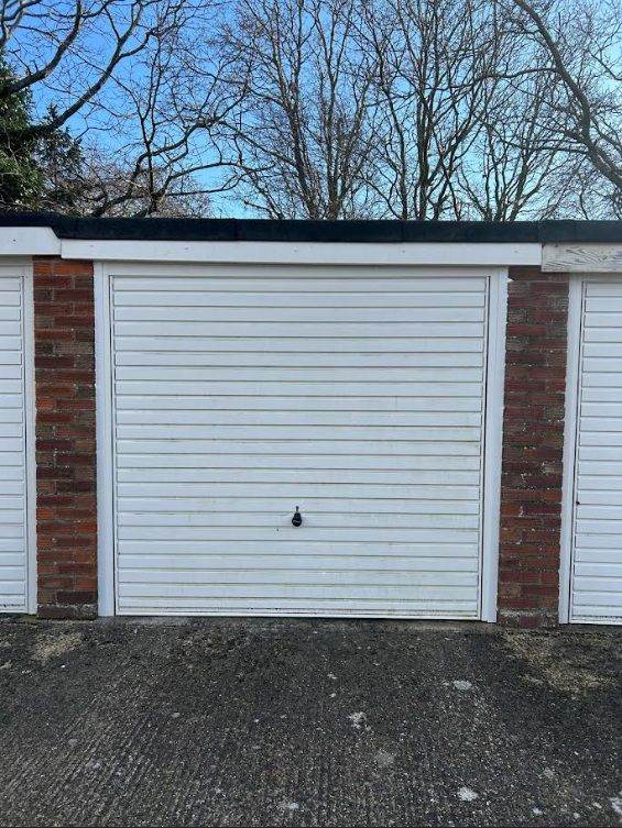 Garage to rent - Frinton-on-sea