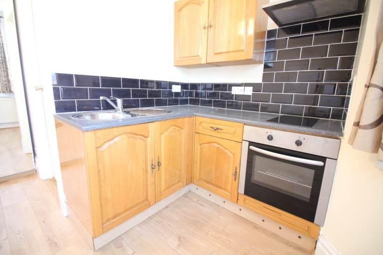 *INCL COUNCIL TAX, WATER & GAS BILLS* STUDIO FLAT WITH PRIVATE PARKING- HOUNSLOW HESTON HANWORTH