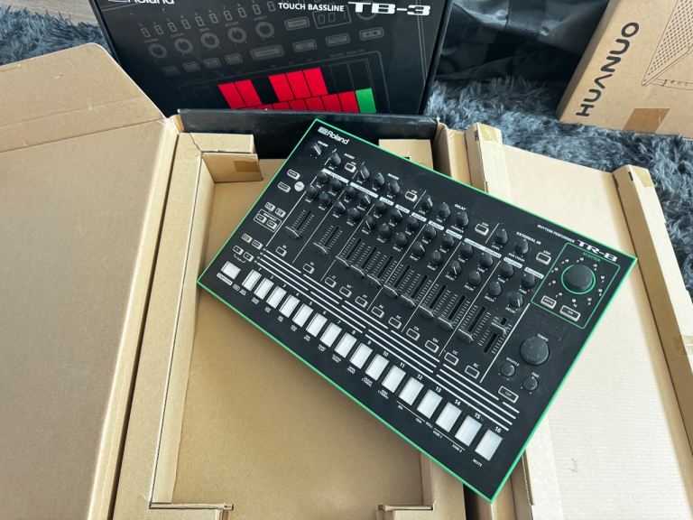 Roland TR-8 RYTHEM PERFORMER Drum Machine