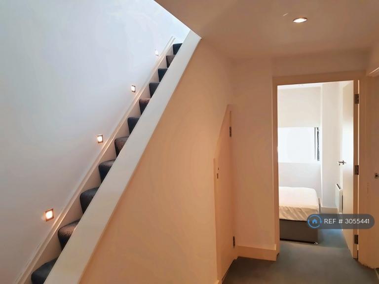 2 bedroom flat in The Axis, Nottingham, NG1 (2 bed) (#3055441)
