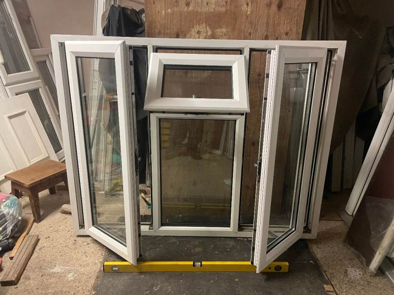 H 118 x W 152 cm - UPVC DOUBLE GLAZED WINDOW - CLEAR GLASS - GOOD CONDITION (REF: LJ188)