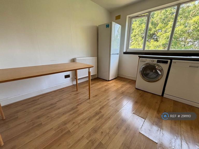 3 bedroom flat in Kings Avenue, London, N10 (3 bed) (#2911110)