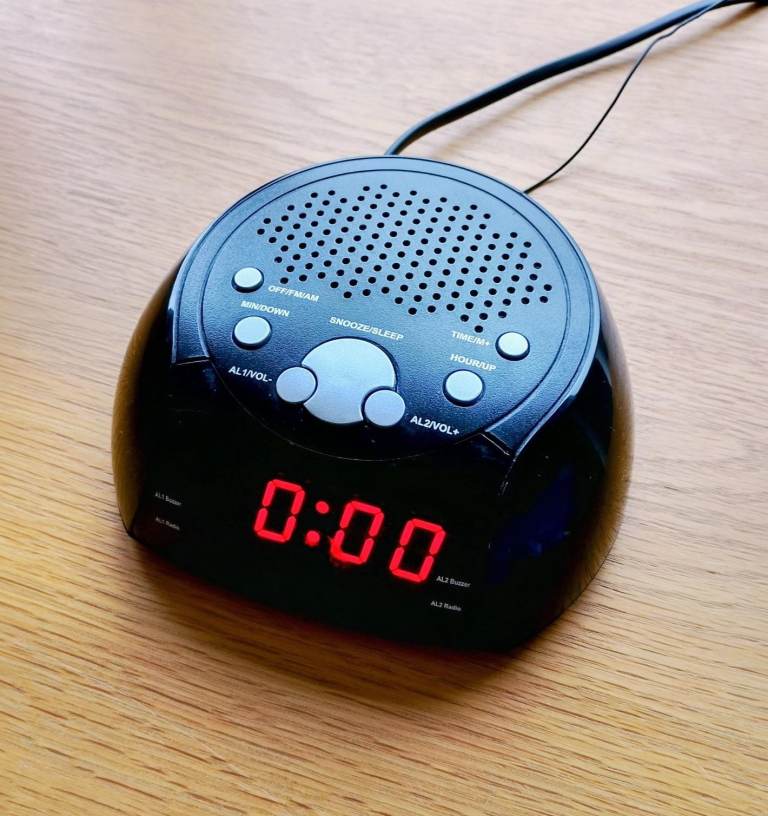 Compact radio alarm clock CR-106R BARELY USED 