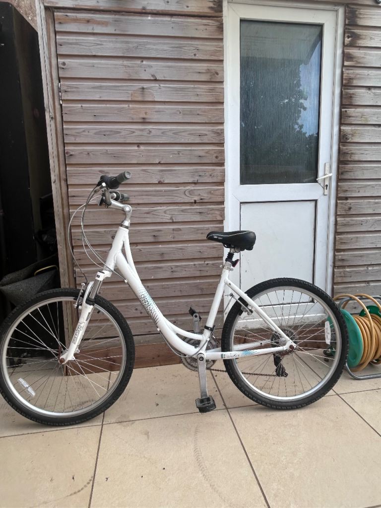 Ladies White Giant Hybrid Bike 