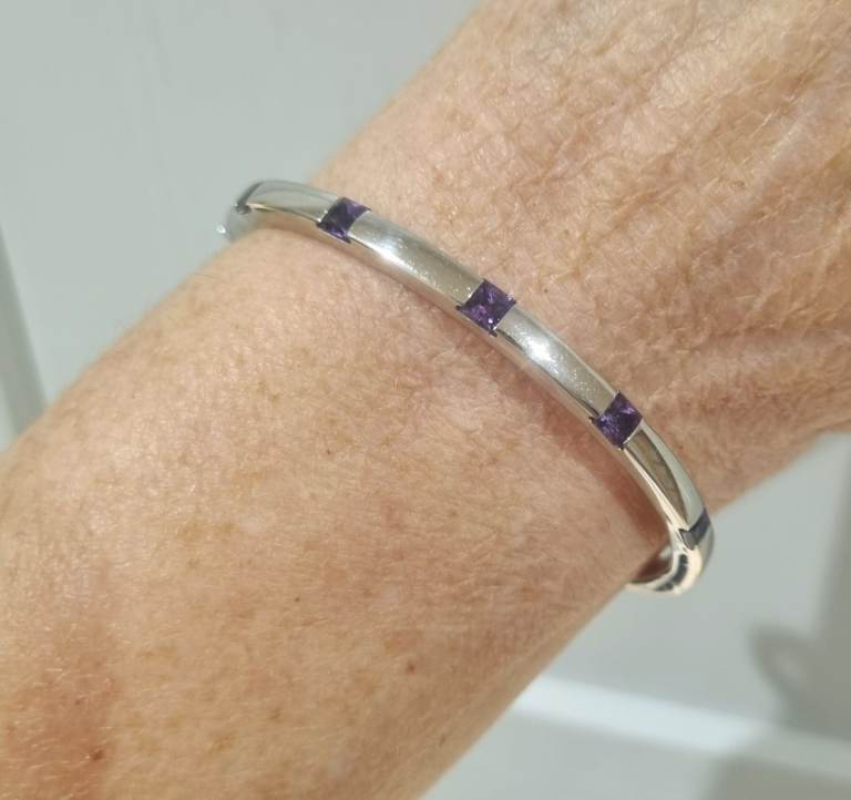 Gold 9ct Bangle / Bracelet with amethysts. 