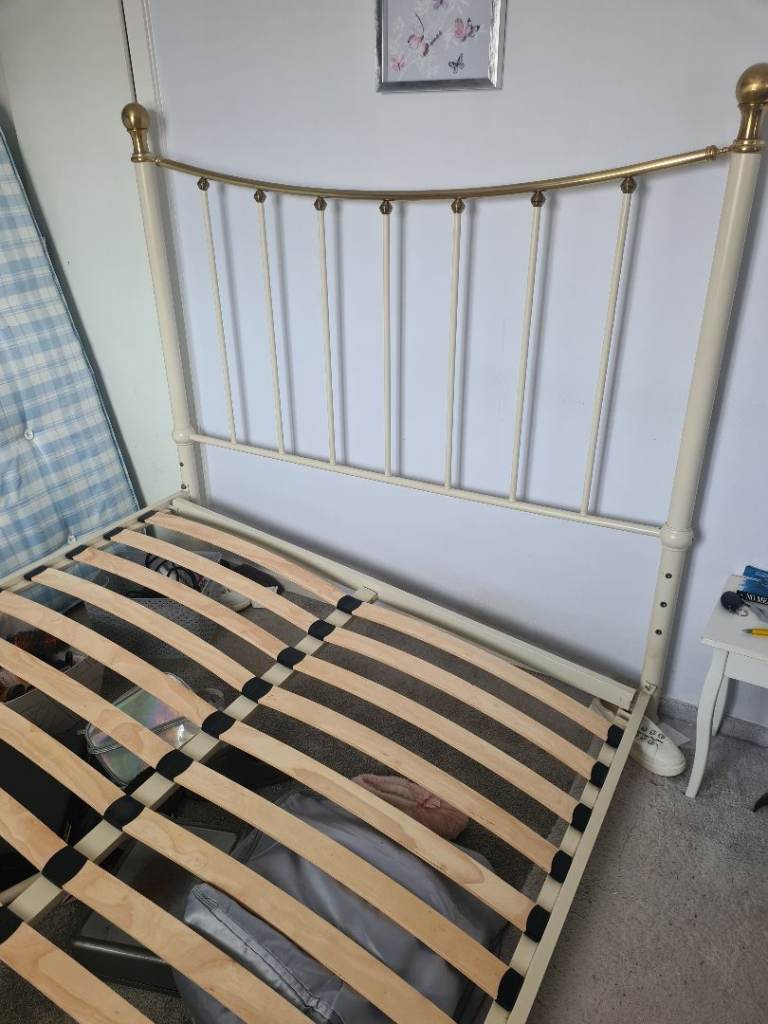 KING SIZE BED metal grt condition  frame only 