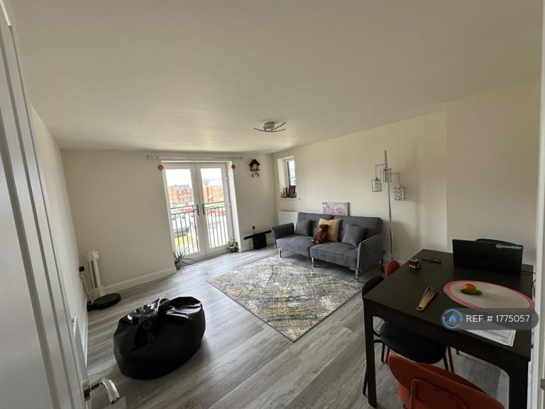 2 bedroom flat in Broughton, Aylesbury, HP22 (2 bed) (#1775057)