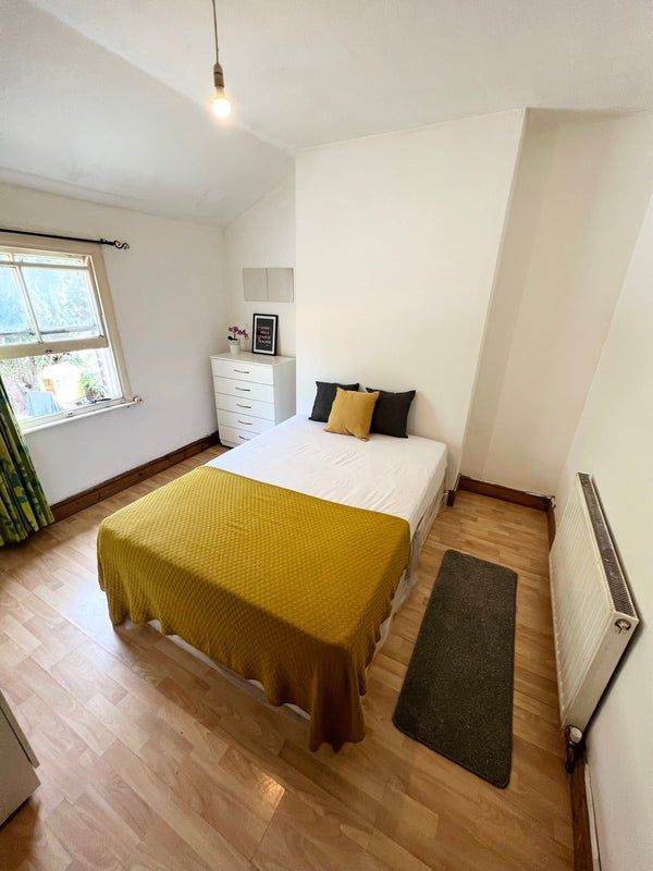 BRIGHT DOUBLE ROOM IN PLAISTOW - MOVE IN TODAY ⭐