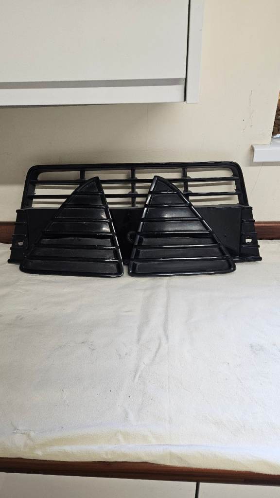 GENUINE FORD FOCUS MK3 FRONT GRILLS AND BOTTOM SIDE GRILLS IN BLACK 