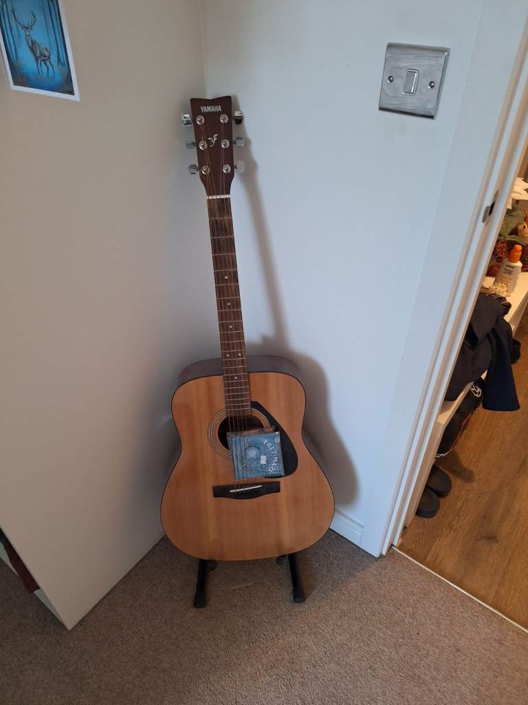 Yamaha Acoustic Guitar with Stand – Good Condition