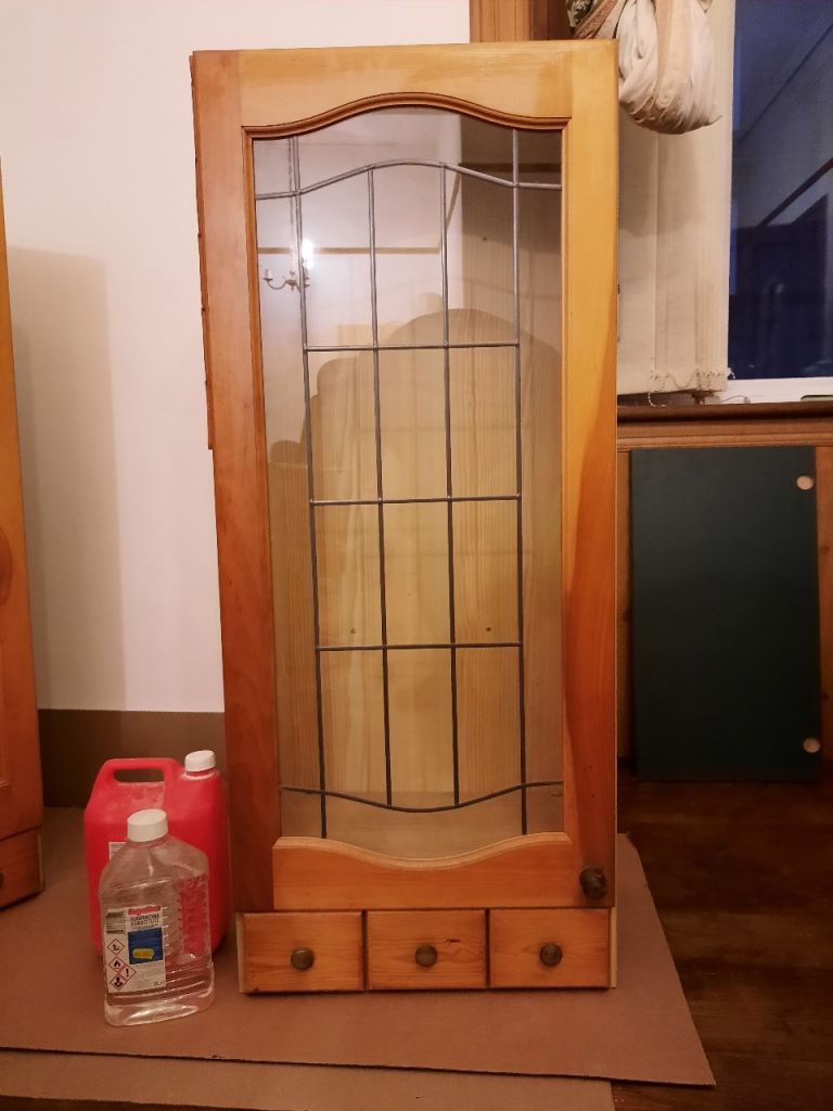 2 Tall Glass-fronted Kitchen Cabinets, 1.5 Bowl Kitchen Sink, 900mm Kitchen Extractor,