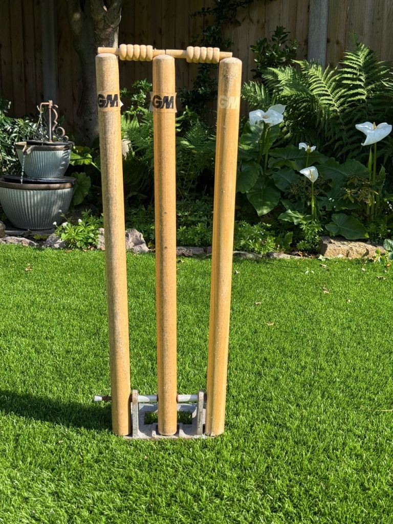 Gunn And Moore Spring loaded Cricket stumps with bales.
