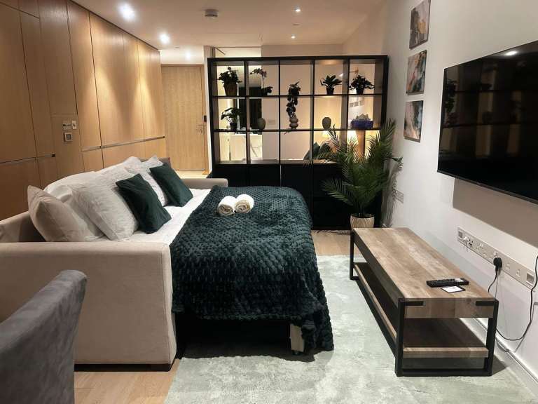 Spacious Studio Apartment - 5min from Canary Wharf