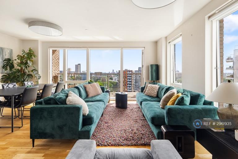 3 bedroom flat in Limehouse Cut Canal, London, E14 (3 bed) (#2961935)