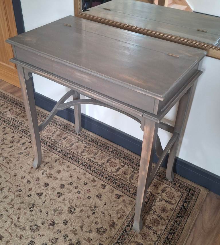 Writing campaign style desk 