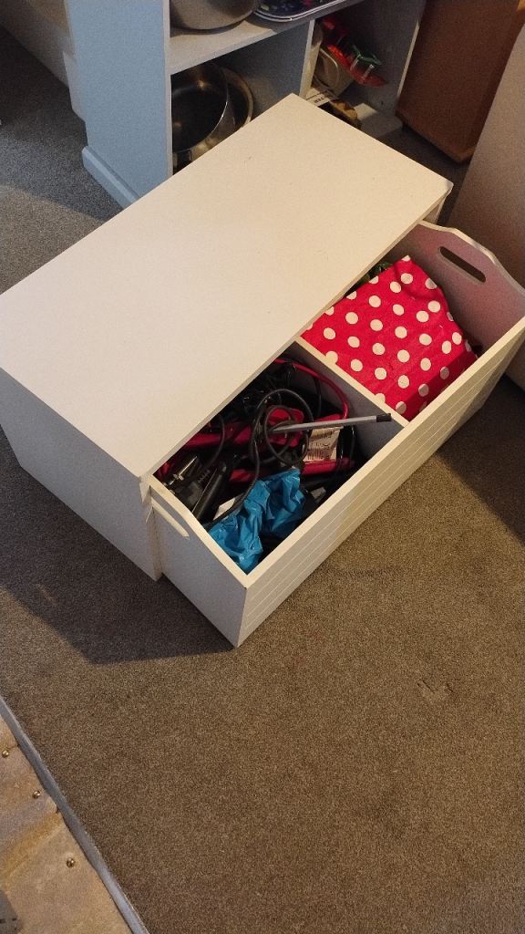 White Wooden Storage Chest with Lid – Good Condition