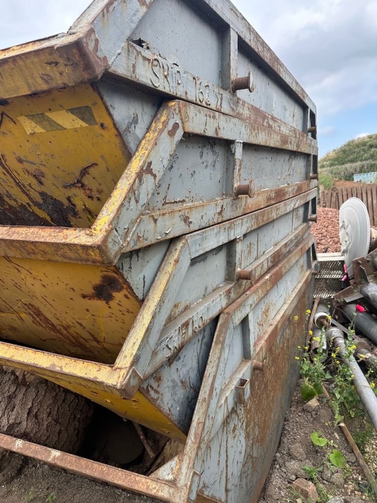 Skips for sale  4 /8 yard 
