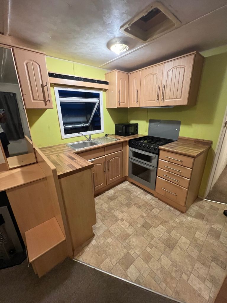 Caravan available immediately with 2 bedrooms