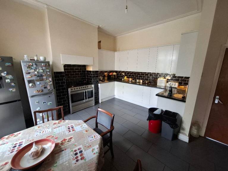 Large attractive Fully Inclusive Double Bedroom available Now 