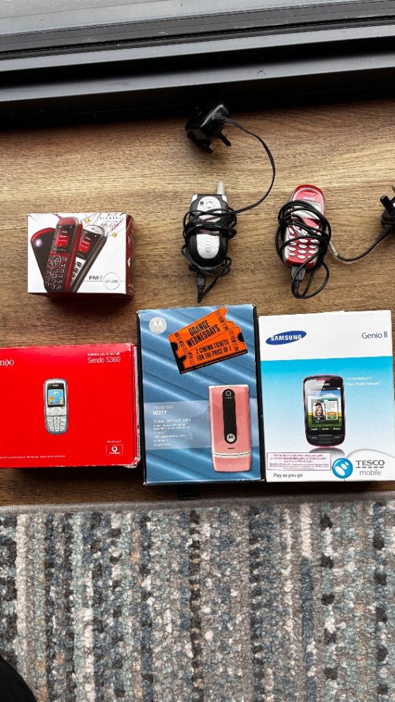 Vintage mobile phones £10 each all with chargers and lighting up. 