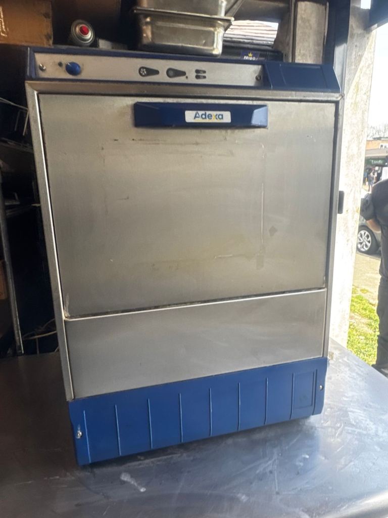 Commercial dish washer in excellent condition fully working like new cafe shop restaurant 