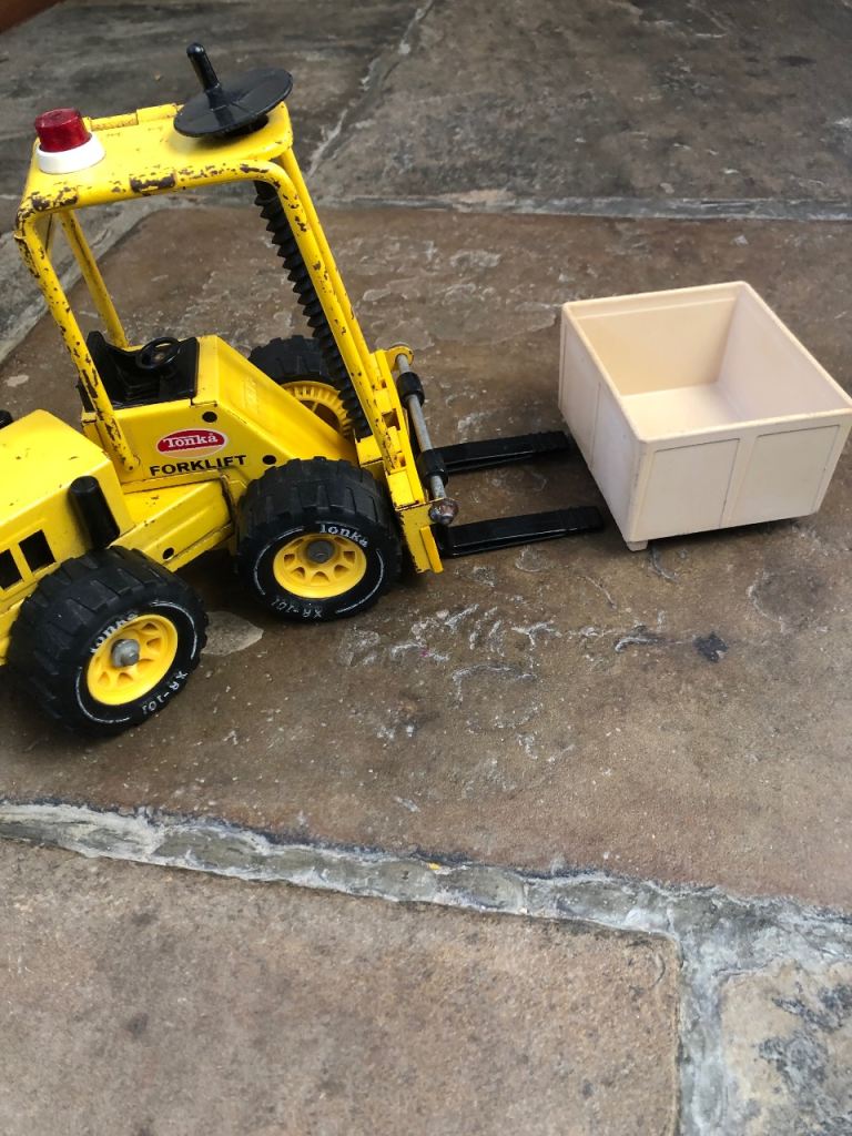 VINTAGE TONKA FORK LIFT TRUCK, PALLET & CRATE