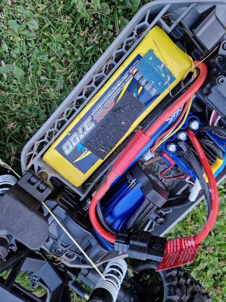 Traxxis Rustler 4WD 1:10  Car Battery and Motor for racing ..