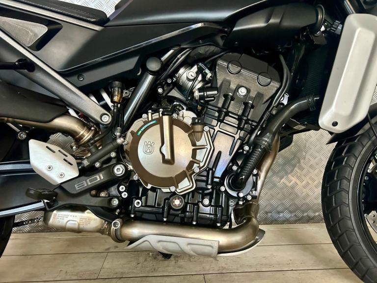 HUSQVARNA 801 SVARTPILEN 2025, ONLY 1 OWNER & 1,111 MILES!! SAVE £'S ON NEW