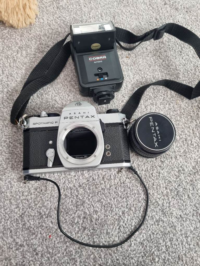 Vintage Asahi Pentax Spotmatic with adjustable focus lens flash and carry case