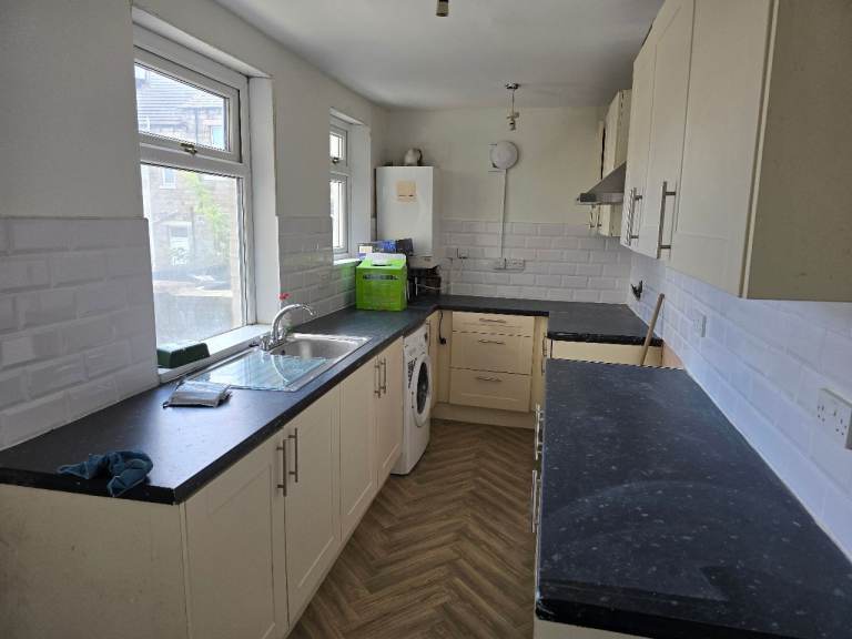 4 bedroom house to let