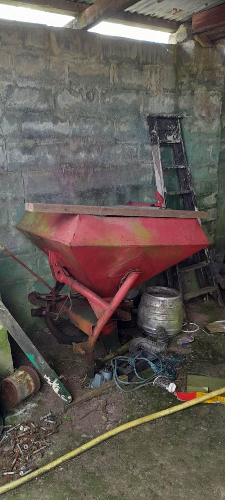 Fertiliser drill spreader