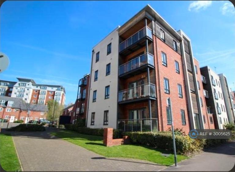 2 bedroom flat in Sinclair Drive, Basingstoke, RG21 (2 bed) (#3005625)