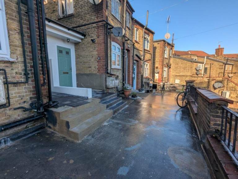 2 BEDROOM FLAT TUDOR WAY SOUTHGATE N14