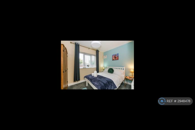 1 bedroom flat in Eccles Town Centre, Eccles, M30 (1 bed) (#2948478)
