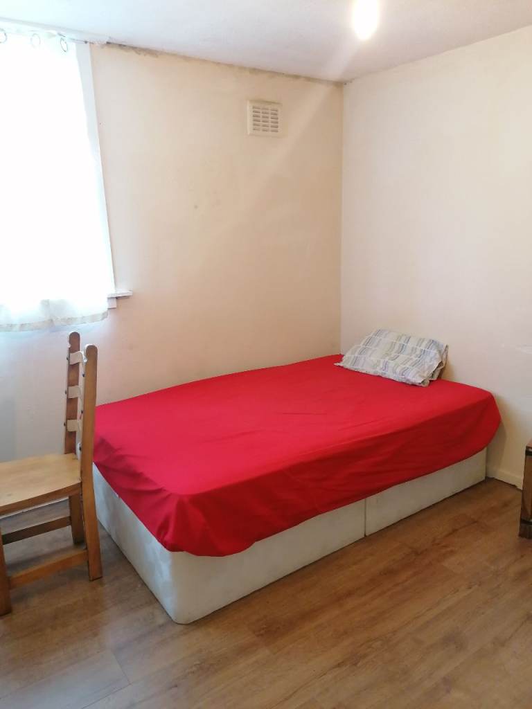 LARGE ROOM NEAR HERIOT WATT/NAPIER UNIS AND NEAR THE CITY(EH11 4HX)