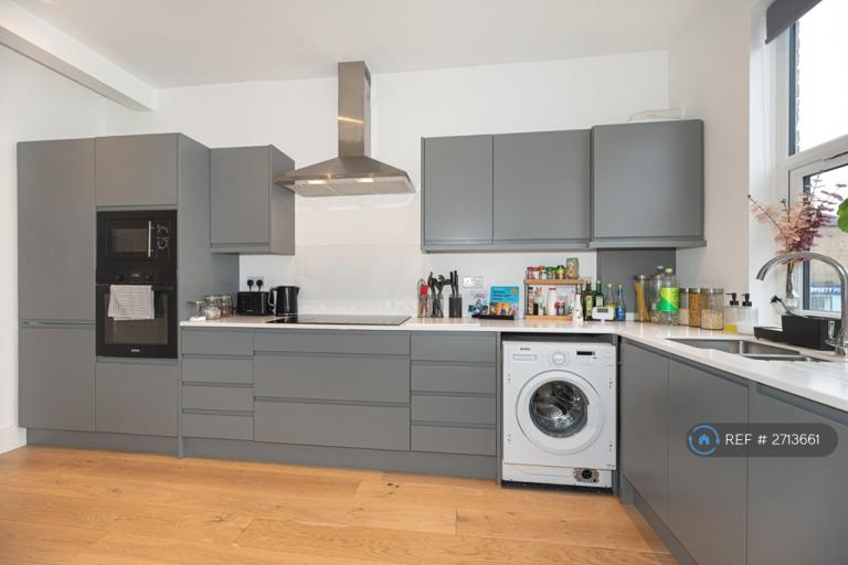 1 bedroom flat in Tooting, London, SW17 (1 bed) (#2713661)