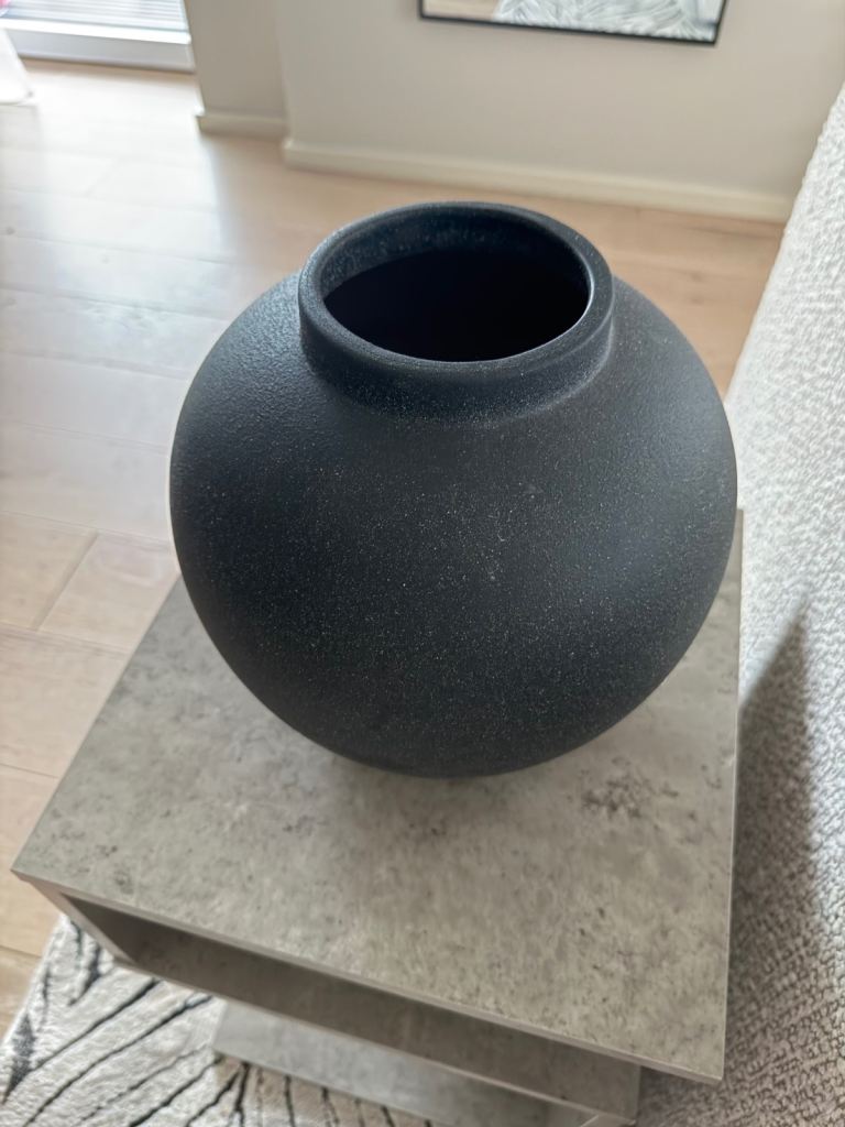 Black H&M vase