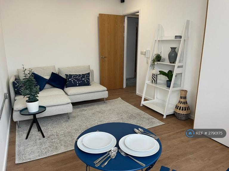 1 bedroom flat in The Grid, Leatherhead, KT22 (1 bed) (#2790175)