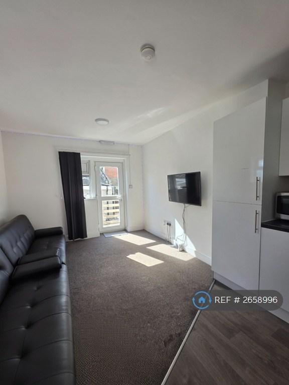 8 bedroom house in Pen-Y-Wain Road, Cardiff, CF24 (8 bed) (#2658996)