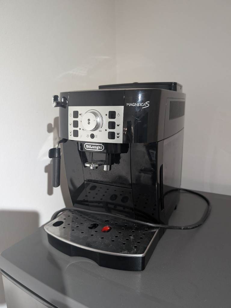 De longhi Magnifica S coffee machine