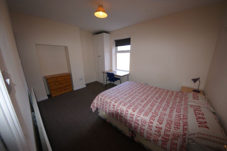 A big furnished room in a shared 2-bedroom Flat 