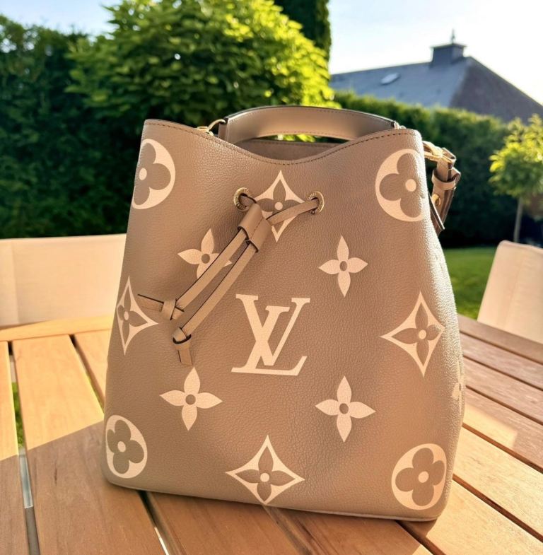 NEW Lovely Louis Vuitton NéoNoé GM handbag in beige with white monogram details.