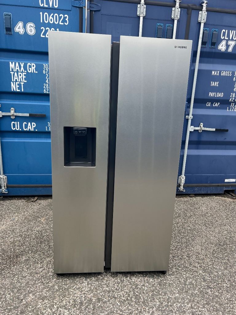 SAMSUNG AMERICAN FRIDGE FREEZER WITH WATER DISPENSER AND ICE MAKER FOR SALE