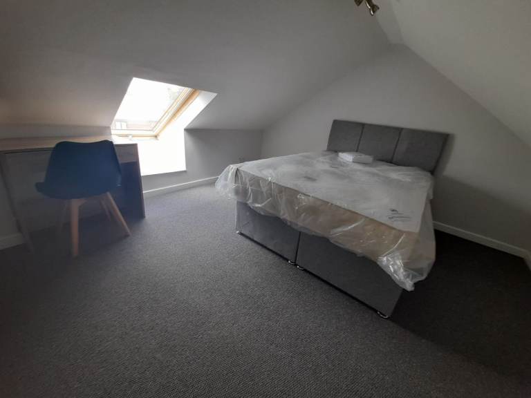 Large Attic room to rent in Lenton