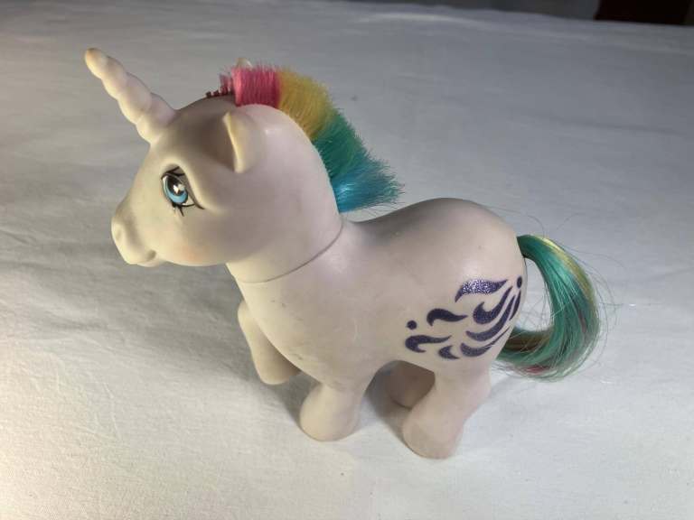 A pony with an unicorn, size 13.5cm high, 12cm wide.