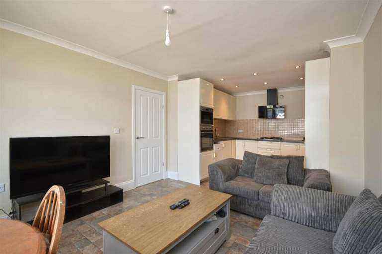 double room in a shared house - bills included