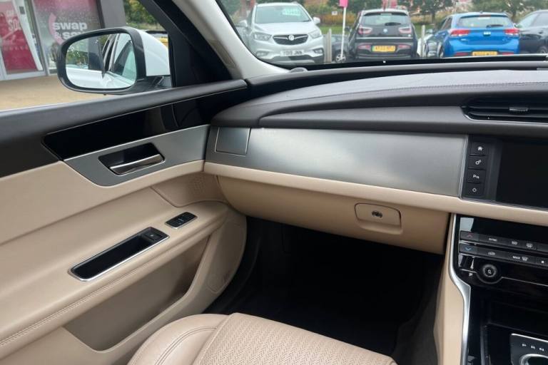 2018 Jaguar XF 2.0d Prestige Saloon 4dr Diesel Auto Euro 6 (s/s) (180 ps) Rear Parking Aid Saloon...