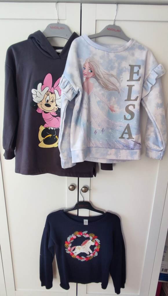Girl Bundle of clothes 6-7 Age.
