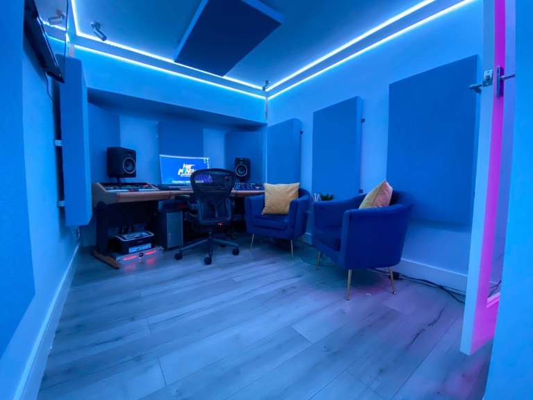 Music Studio | SoundProofed Room | Podcast to Rent In Hackney East London E9